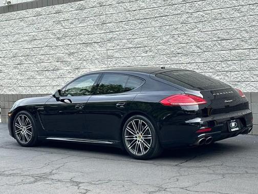 2016 Porsche Panamera 4 Edition