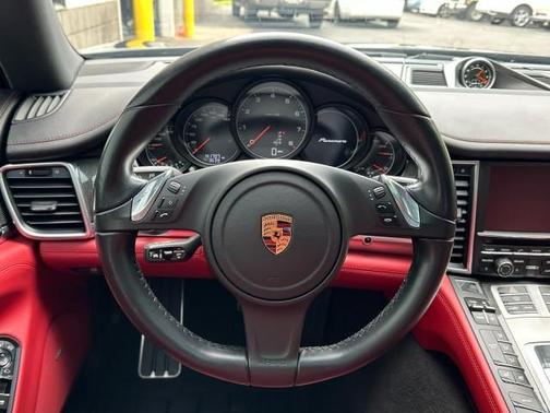 2016 Porsche Panamera 4 Edition