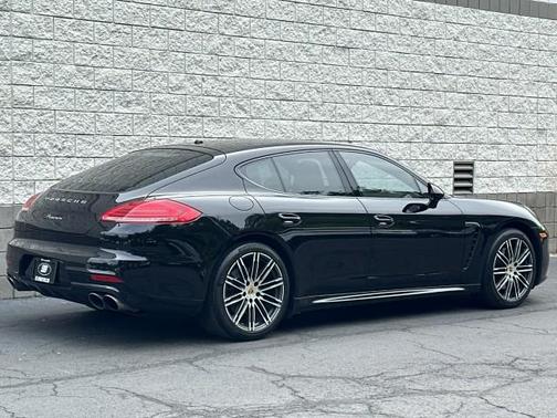 2016 Porsche Panamera 4 Edition