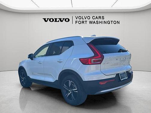 2025 Volvo XC40 Core