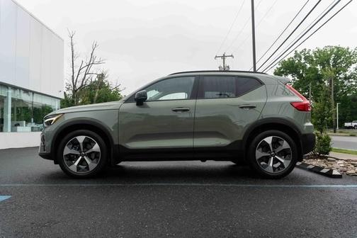 2023 Volvo XC40 B5 Plus Dark Theme