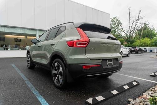 2023 Volvo XC40 B5 Plus Dark Theme
