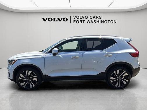 Crystal White 2024 Volvo XC40