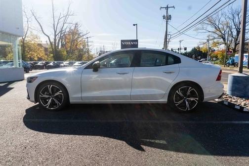 2023 Volvo S60 B5 Plus Dark Theme