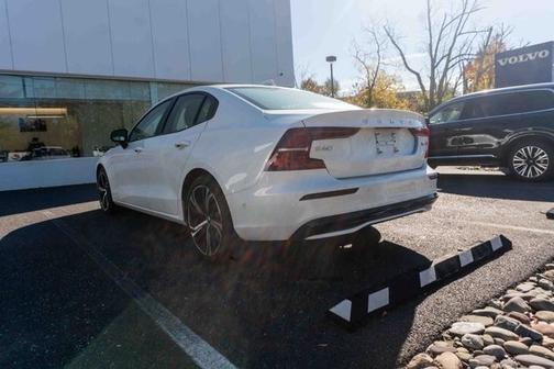 2023 Volvo S60 B5 Plus Dark Theme