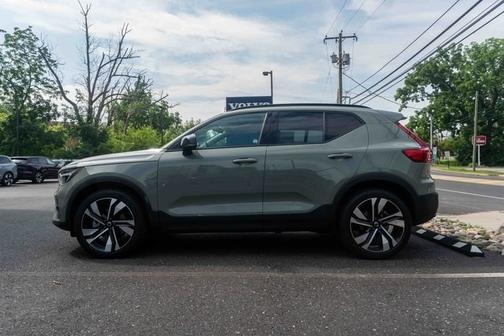 2024 Volvo XC40 B5 Plus Dark Theme
