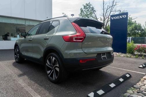 2024 Volvo XC40 B5 Plus Dark Theme