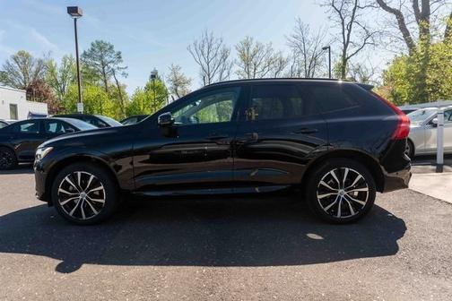 2023 Volvo XC60 B5 Plus Dark Theme