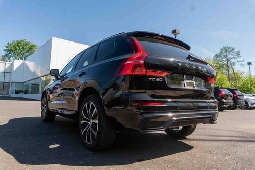 2023 Volvo XC60 B5 Plus Dark Theme