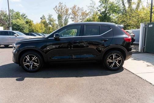 2025 Volvo XC40 B5 Core