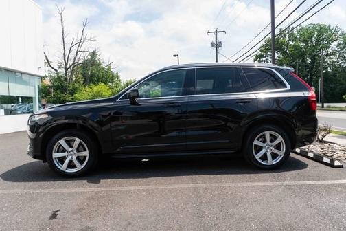 2022 Volvo XC90 T5 Momentum