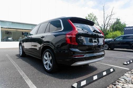 2022 Volvo XC90 T5 Momentum