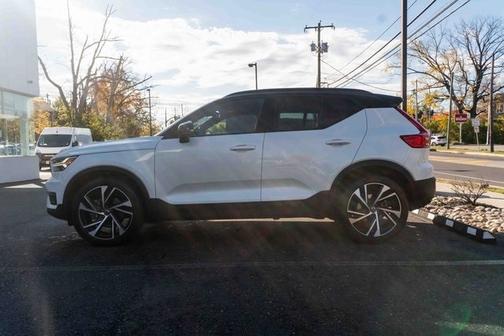 2022 Volvo XC40 R-Design