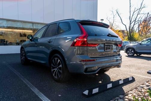 2023 Volvo XC60 B5 Plus Dark Theme