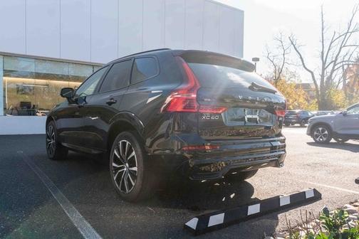 2023 Volvo XC60 B5 Plus Dark Theme