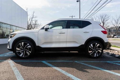 2023 Volvo XC40 B5 Plus Bright Theme
