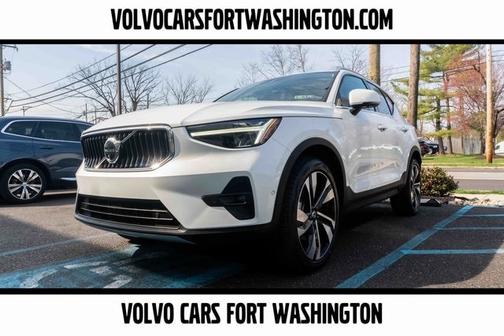 2023 Volvo XC40 B5 Plus Bright Theme