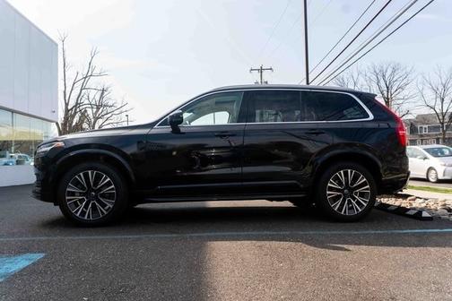 2022 Volvo XC90 T6 Momentum