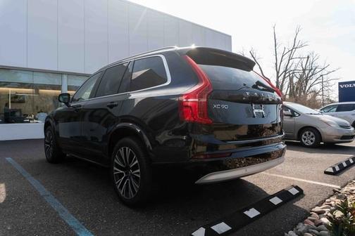 2022 Volvo XC90 T6 Momentum