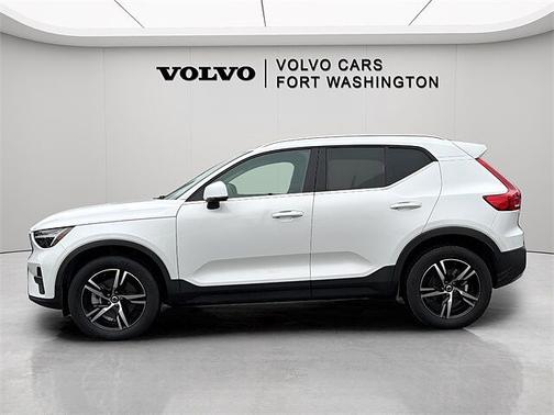 2025 Volvo XC40 Core