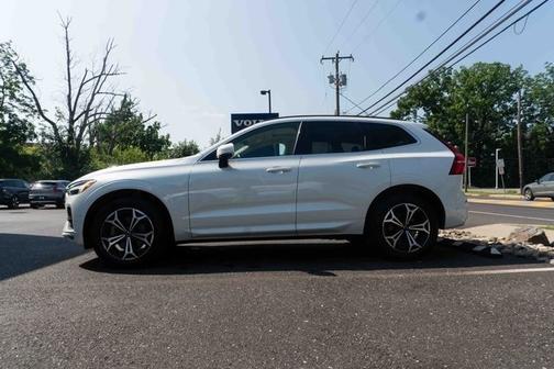 2022 Volvo XC60 B5 Momentum