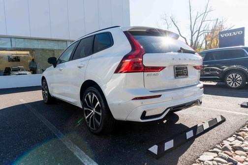 2023 Volvo XC60 B5 Plus Dark Theme