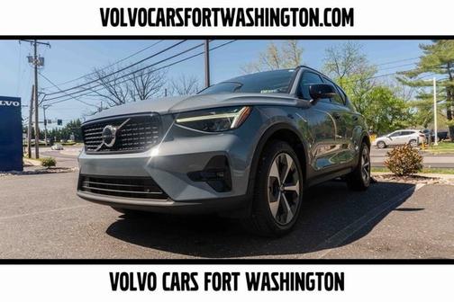 2023 Volvo XC40 B5 Plus Dark Theme