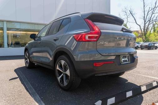 2023 Volvo XC40 B5 Plus Dark Theme