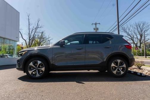 2023 Volvo XC40 B5 Plus Dark Theme