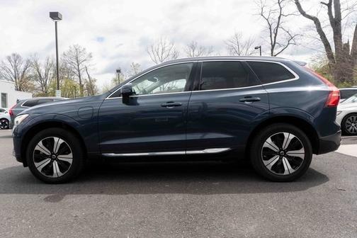 2023 Volvo XC60 Recharge Plug-In Hybrid T8 Core Bright Theme