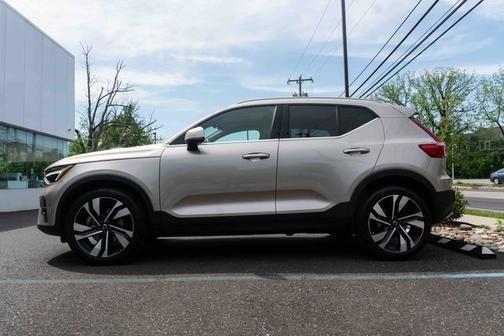 2023 Volvo XC40 B5 Plus Bright Theme