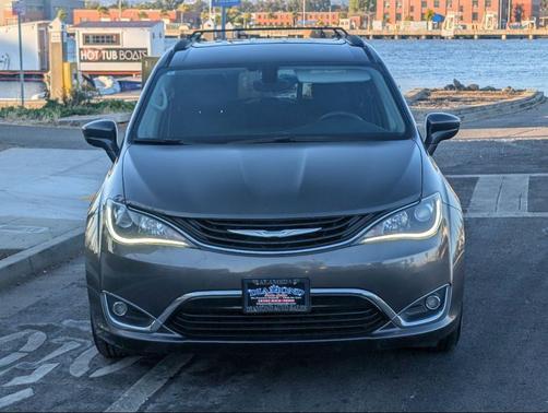Granite Crystal Metallic Clearcoat 2017 Chrysler Pacifica Hybrid Premium