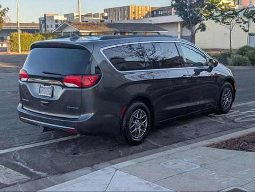 Granite Crystal Metallic Clearcoat 2017 Chrysler Pacifica Hybrid Premium
