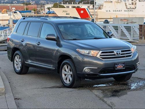 Magnetic Gray Metallic 2013 Toyota Highlander SE