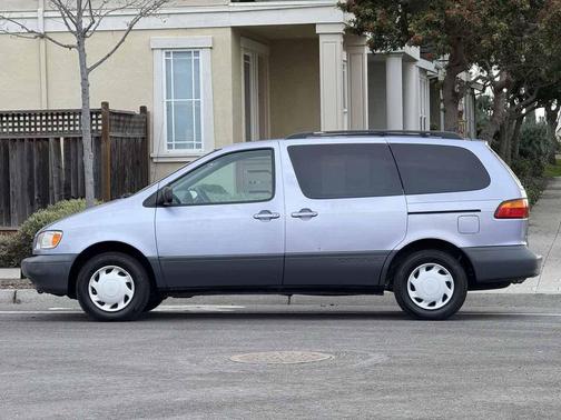 1999 Toyota Sienna LE