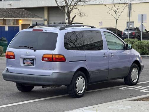1999 Toyota Sienna LE