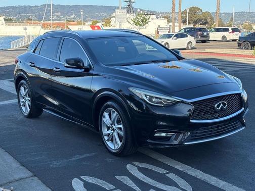 2017 INFINITI QX30 Premium
