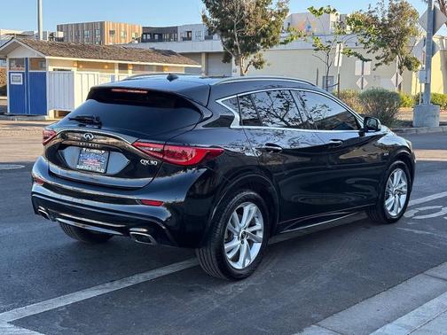 2017 INFINITI QX30 Premium