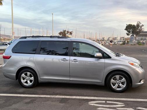 2017 Toyota Sienna LE