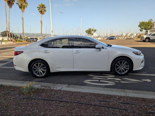 Eminent White Pearl 2016 Lexus ES 300h Base