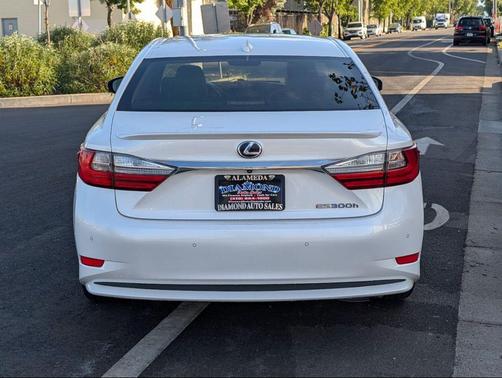 Eminent White Pearl 2016 Lexus ES 300h Base