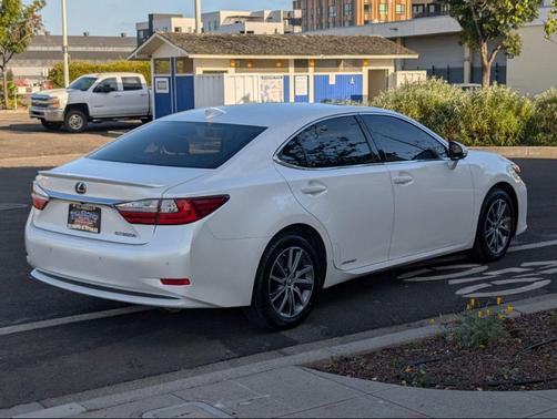 Eminent White Pearl 2016 Lexus ES 300h Base