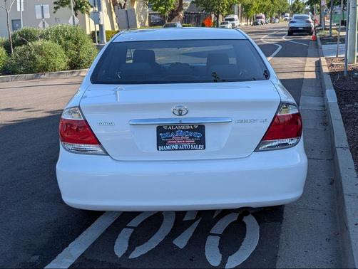 Super White 2005 Toyota Camry LE