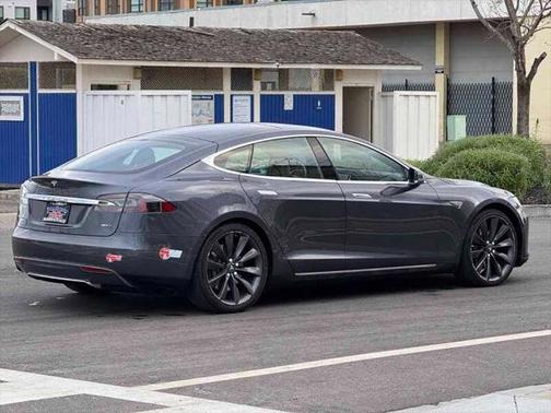 2015 Tesla Model S 90D