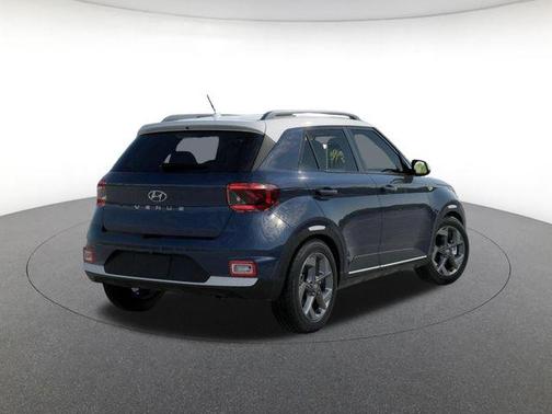 Lunar White w/Black Roof 2026 Hyundai VENUE SEL w/Two-Tone Roof