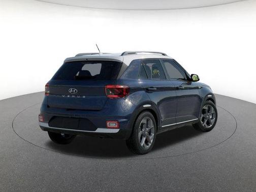 Lunar White w/Black Roof 2026 Hyundai VENUE SEL w/Two-Tone Roof