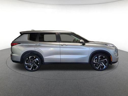 Silver Alloy 2022 Mitsubishi Outlander SE