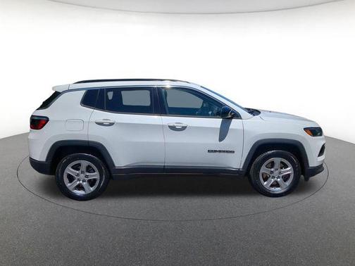 Bright White Clearcoat 2023 Jeep Compass Latitude