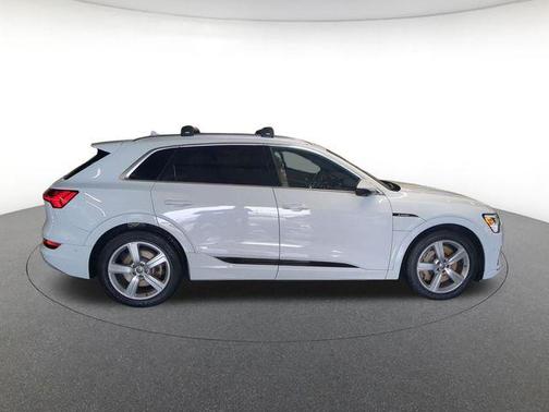 Glacier White Metallic 2019 Audi e-tron Premium Plus