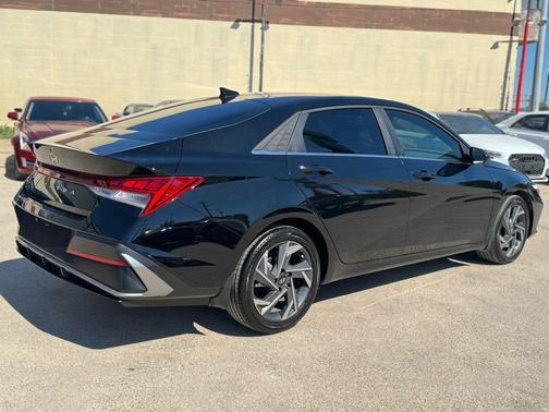 2025 Hyundai ELANTRA SEL